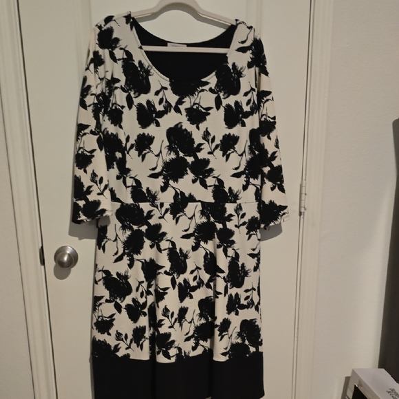 Gilli Dresses & Skirts - Gilli Black and White V-Neck A-Line Dress